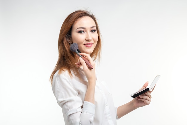 Artista de maquillaje concepto de belleza y cosmética maquilladora femenina coreana con pinceles de maquillaje y ojos