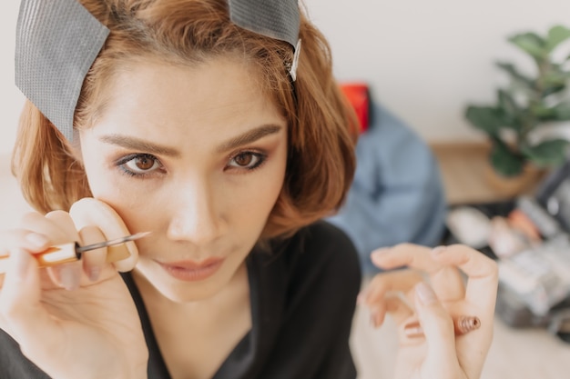 Artista de maquillaje está aplicando maquillaje en los ojos del cliente