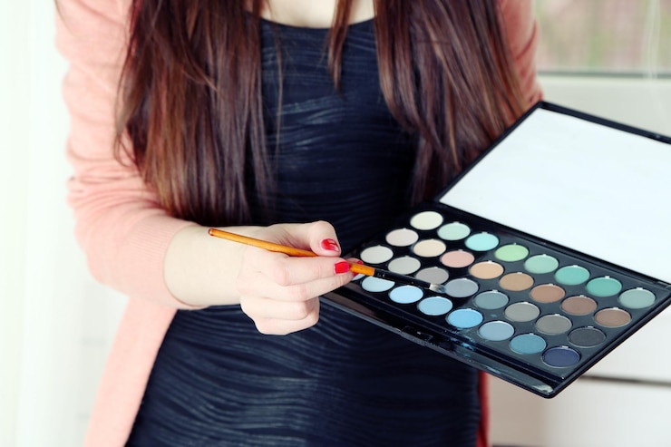 Foto artista de maquillaje femenino con cosméticos en primer plano de trabajo