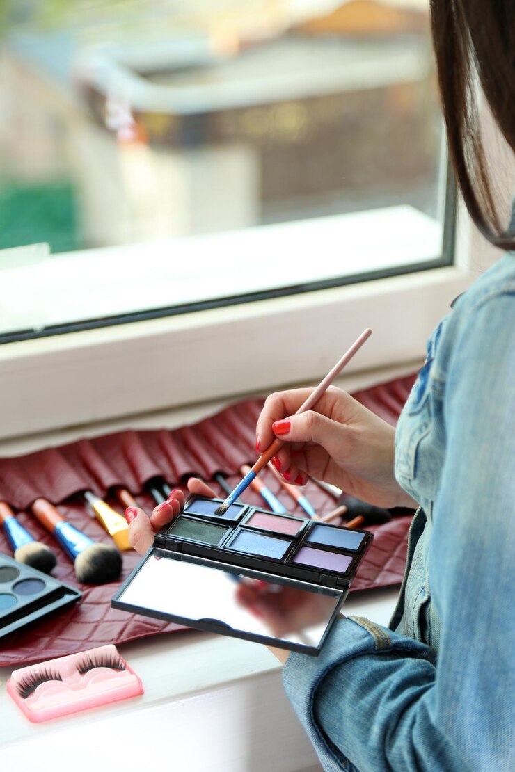 Foto artista de maquillaje femenino con cosméticos en primer plano de trabajo