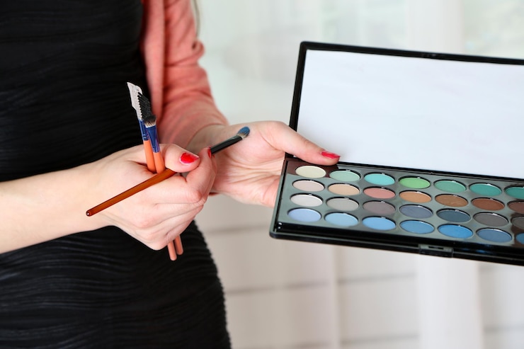 Foto artista de maquillaje femenino con cosméticos en primer plano de trabajo