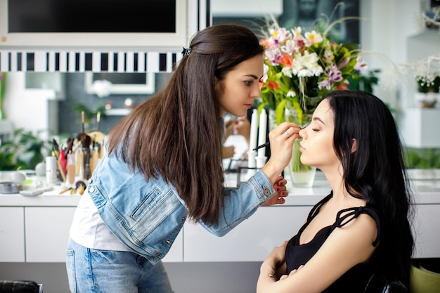 Artista de maquillaje haciendo maquillaje profesional.