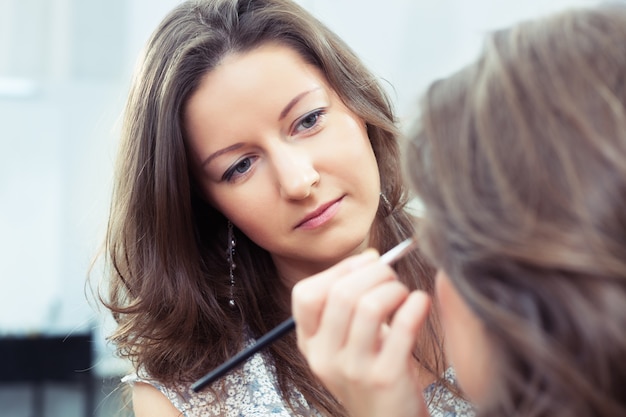 Artista de maquillaje en el trabajo