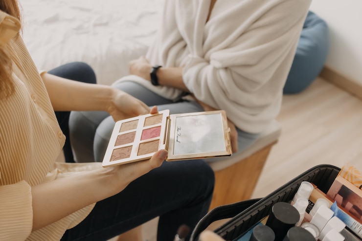 Foto artista de maquillaje utiliza herramientas de maquillaje que se aplican al cliente.