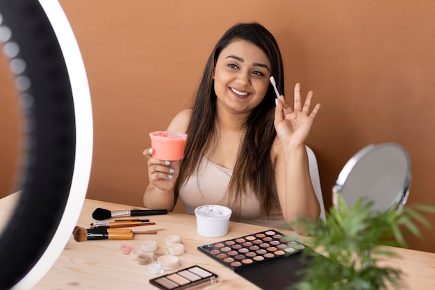 Artista de maquillaje vlogueando sus tutoriales