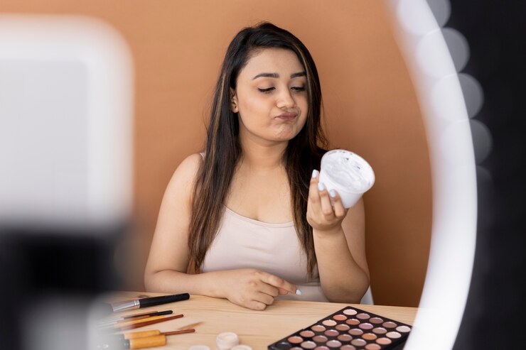 Foto artista de maquillaje vlogueando sus tutoriales