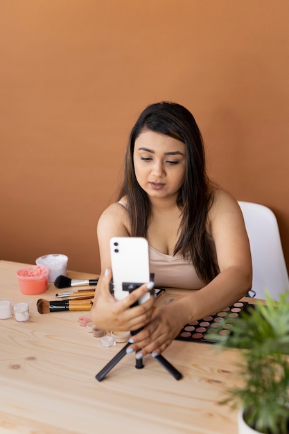 Artista de maquillaje vlogueando sus tutoriales