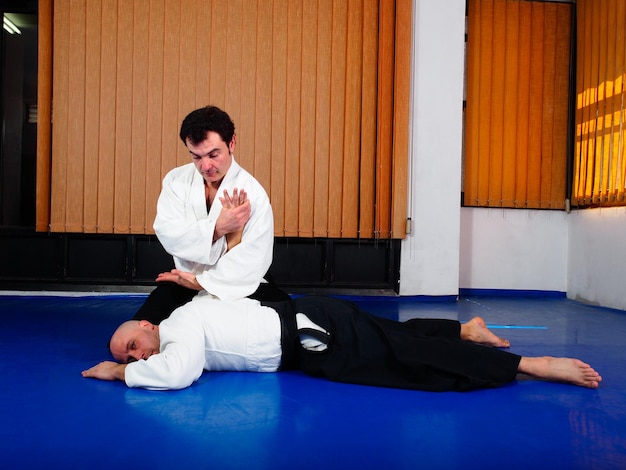 Artista marcial practicando el aikido en el interior