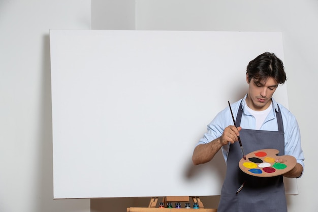 Artista masculino começando seu novo desenho de fundo branco de pintura