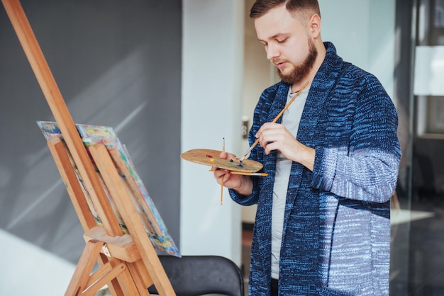 Artista masculino en la galería