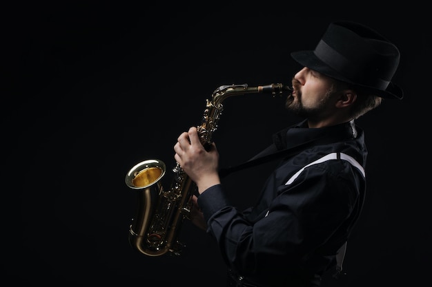 Foto artista masculino usando saxofone