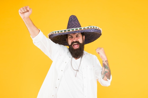 Artista mexicano Tradições mexicanas Explorar a cultura mexicana Celebrar feriado tradicional Homem feliz lembrança sombrero chapéu de palha Planeje férias de verão Conceito de festival Hipster se divertindo