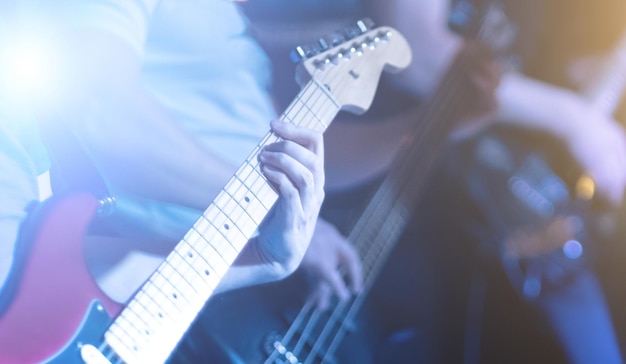 Artista musical tocando solo de guitarra