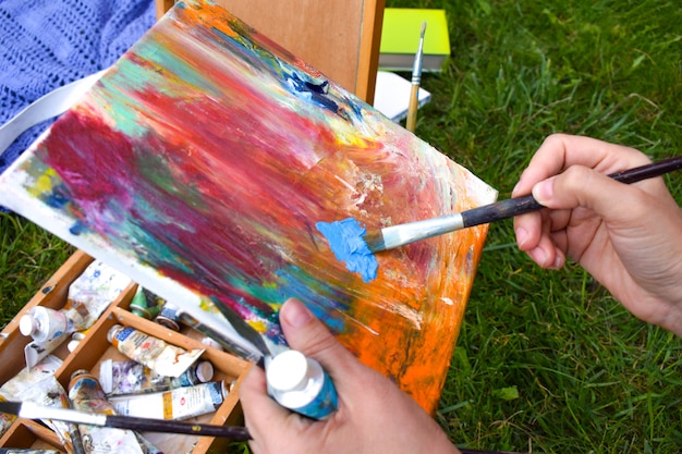 artista con una paleta y pinturas