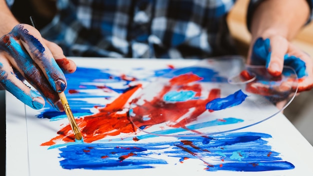 Artista pintando Mãos de homem criando arte closeup Paleta de tintas azul vermelha Inspiração criatividade Hobby terapia relaxamento