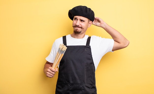 Artista pintor sorrindo alegremente e sonhando acordado ou duvidando