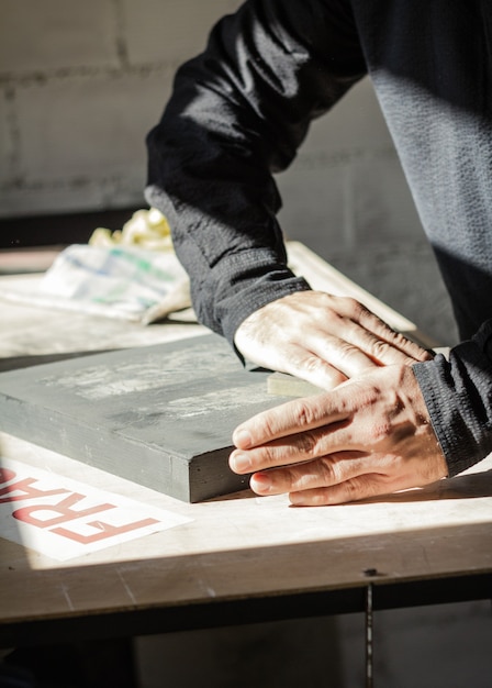 Artista pintor trabajando con las manos sobre una textura de lienzo al óleo