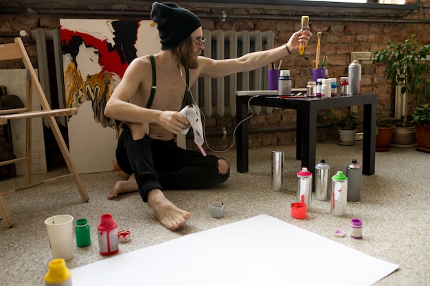 Foto artista pintura en aerosol en el piso