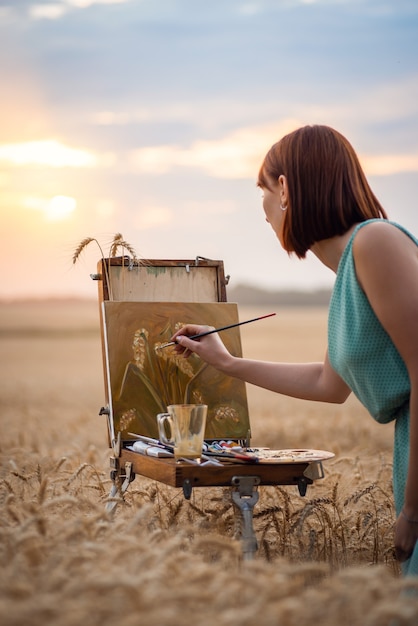 Foto artista profesional haciendo obra maestra con tinta de aceite en canva