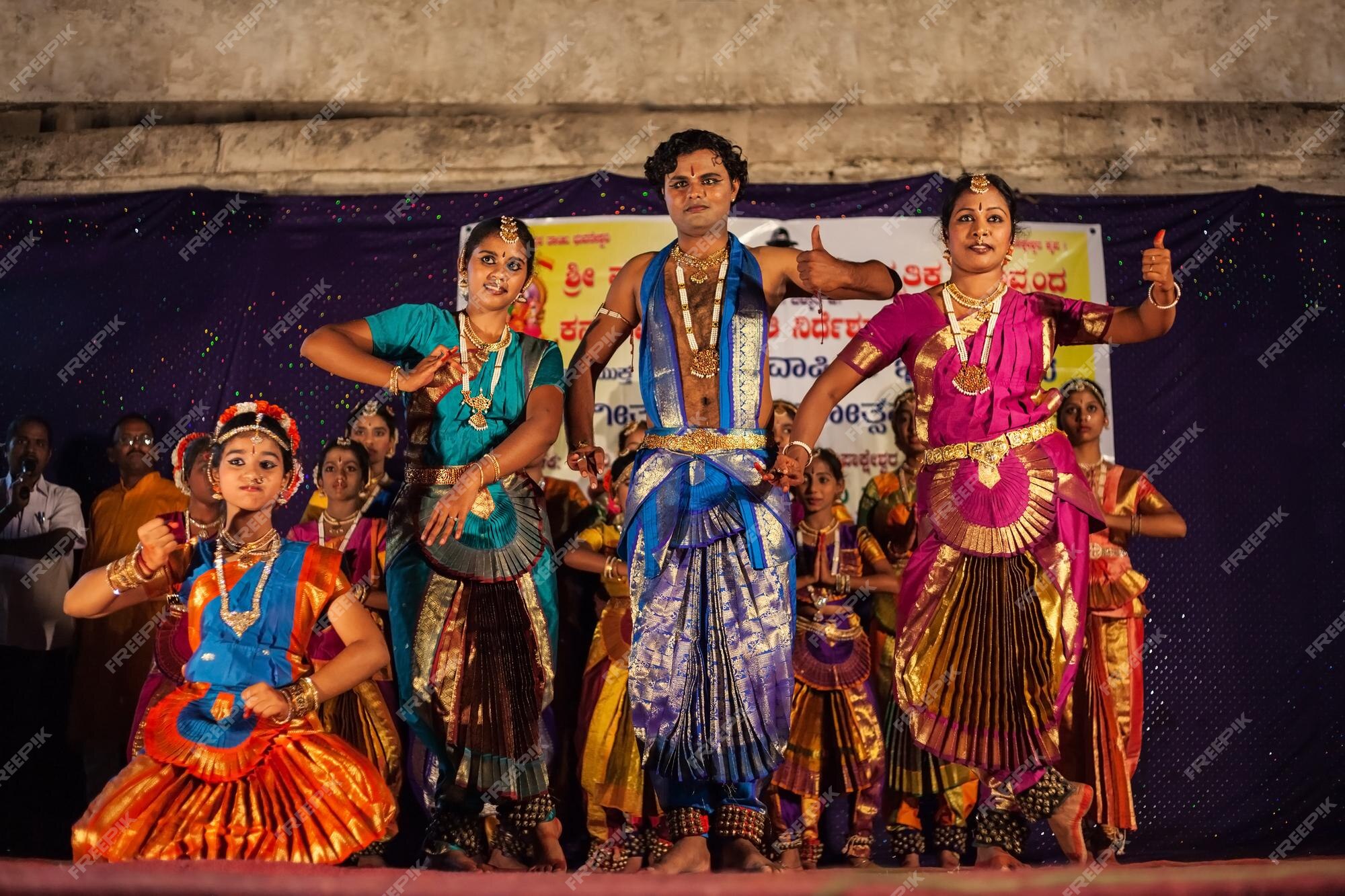 Foto de Festival Hare Krishna Na Avenisa Paulista São Paulo Brasil  Celebrando A Cultura Indiana Com Danças E Música e mais fotos de stock de  Adulto - iStock