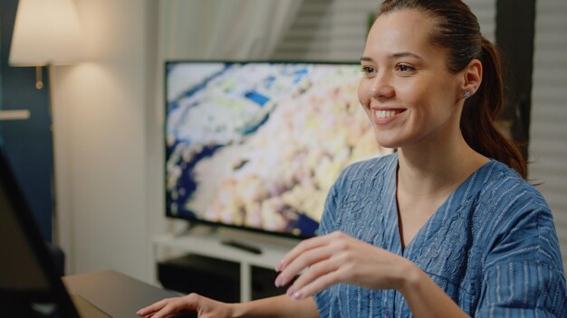 Foto artista de retoque usando computadora y monitor en estudio con pantalla táctil para producción de fotografía. mujer fotógrafa que trabaja en la edición de imágenes con una aplicación de retoque profesional