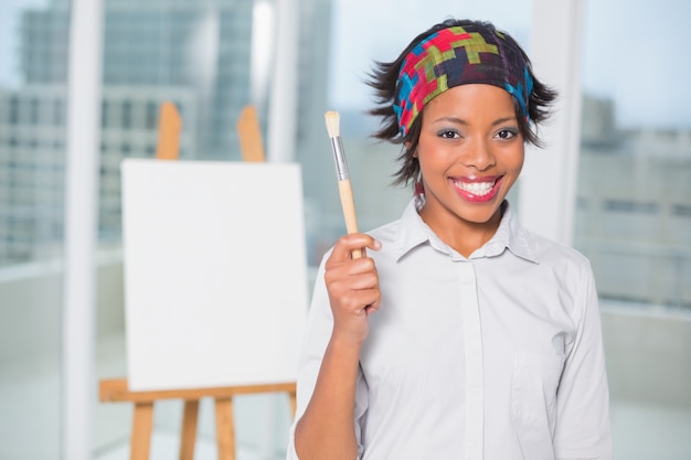 Artista sonriente que muestra su cepillo