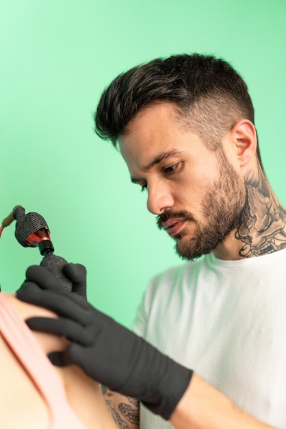 Artista del tatuaje hombre sobre fondo aislado