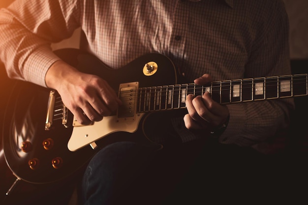 El artista toca el blues en el escenario. de cerca.