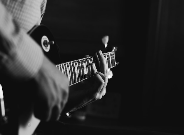 El artista toca el blues en el escenario. de cerca