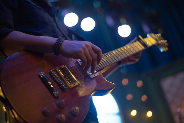 El artista toca la guitarra.