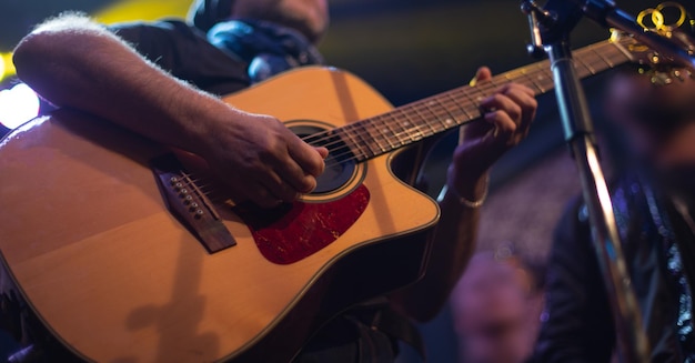 El artista toca la guitarra.