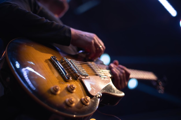 El artista toca la guitarra.