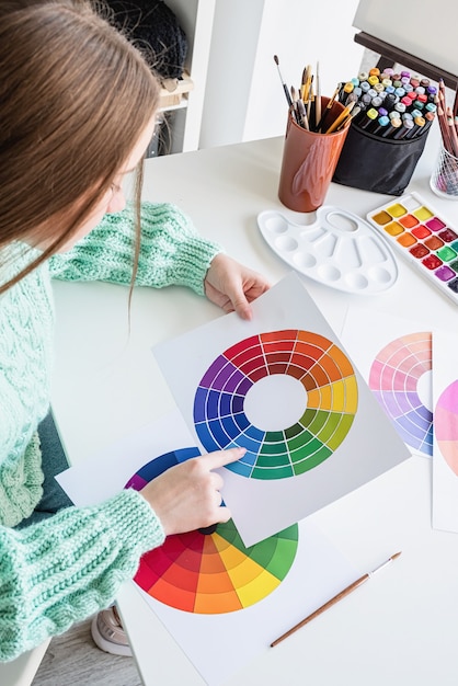 Foto artista trabalhando com amostras de cores e roda de cores