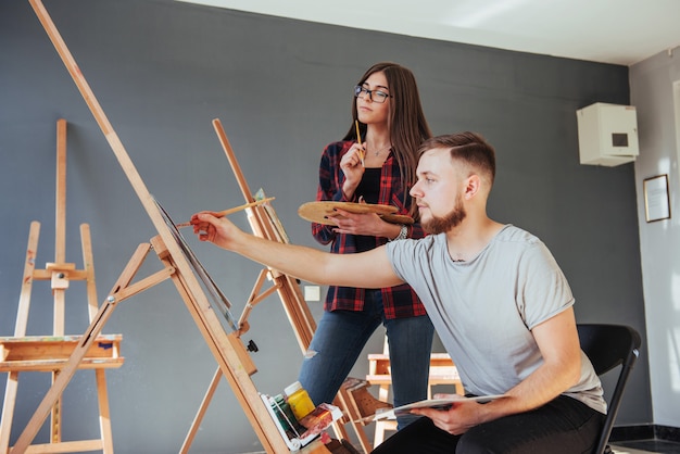 Artistas creativos han diseñado una imagen colorida pintada sobre lienzo con pinturas al óleo en el estudio.