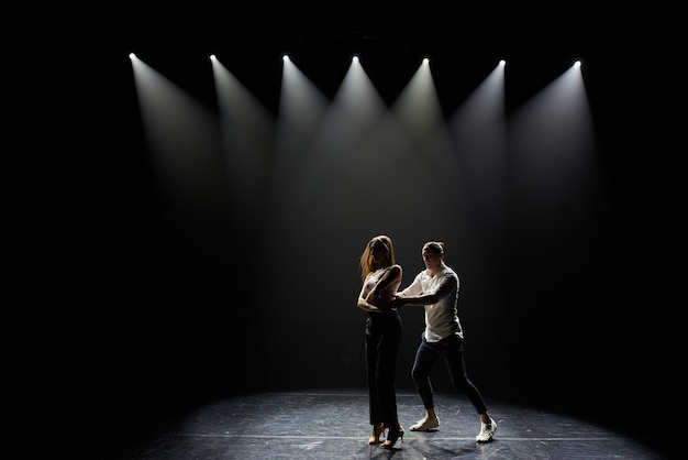 artistas dançando salsa