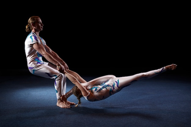 Foto artistas de circo executam truques diferentes.