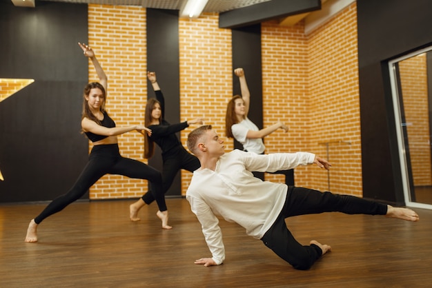 Artistas de dança contemporânea posando no estúdio.