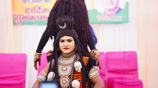 Artistas locales vestidos como la Diosa Kali y el Dios Shiva