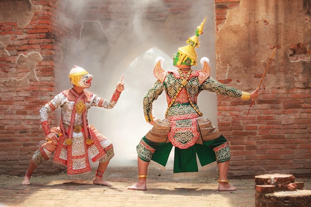 Artistas masculinos con ropa tradicional mientras actúan en el escenario