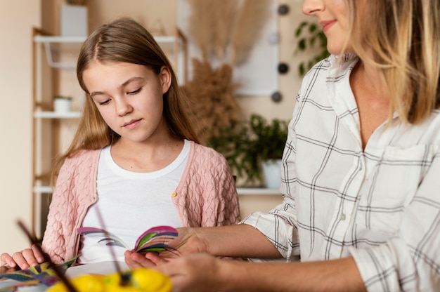 Artistas de primer plano mujer y niño