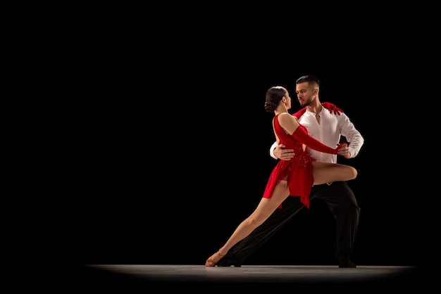 Artistas talentosos, belos jovens homens e mulheres em trajes clássicos de palco de salão de baile