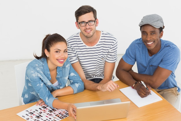 Artistas trabalhando em laptop no escritório