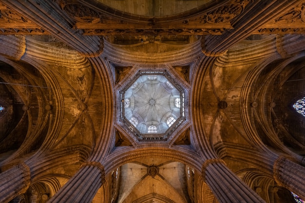 Foto artístico gótico ñ eiling de la catedral de barcelona, españa.