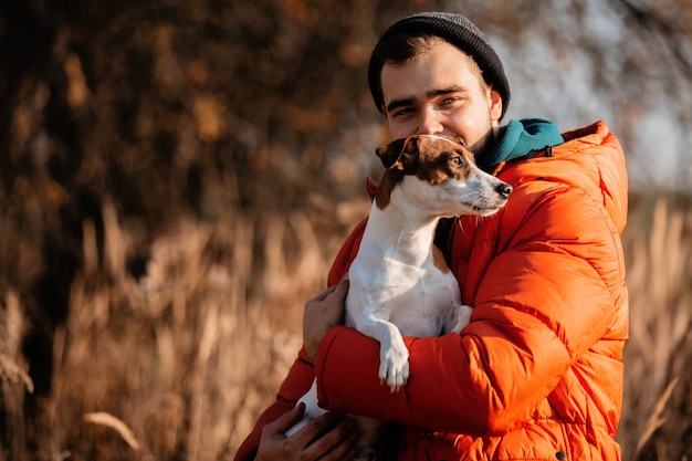 Artmann in der Daunenjacke mit Hund