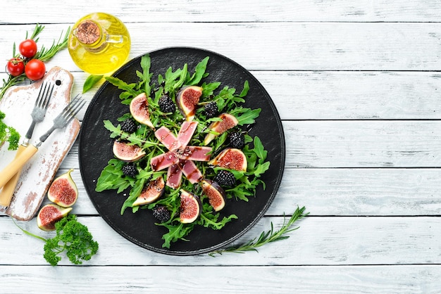 Arugulasalat Thunfischfilet und Feigen mit Brombeerbeeren Menü Freier Kopierbereich Ansicht von oben