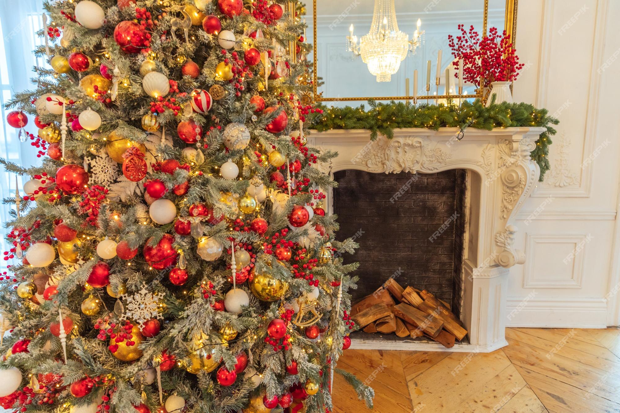 Branco e dourado: decoração de Natal moderna e minimalista