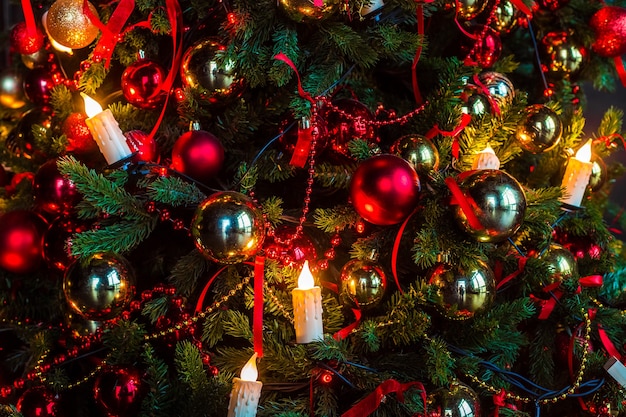 Árvore de ano novo decorada com brinquedos dourados e vermelhos