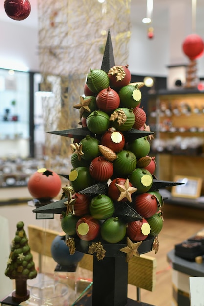 Árvore de chocolate em uma vitrine de confeitaria