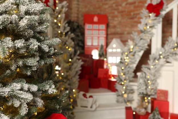 Árvore de Natal bem decorada e decoração festiva interior foco seletivo Espaço para texto