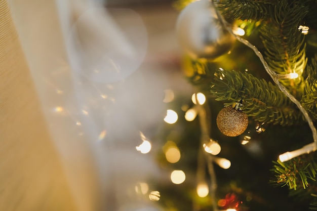 Árvore de natal cintilante de fundo de ano novo com bolas e enfeites